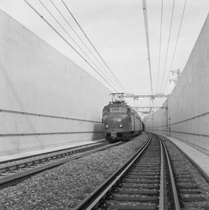 151691 Afbeelding van het electrisch treinstel nr. 749 (Mat. 1954, plan G, Hondekop) van de N.S. tijdens de opening van ...
